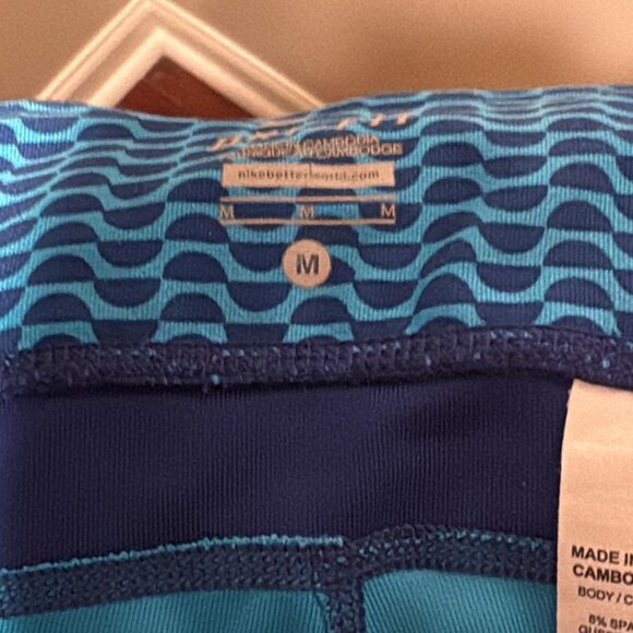 Nike Dri-FIT Blue Wave Pattern Cropped Running Leggings | Size M - Picture 5 of 6